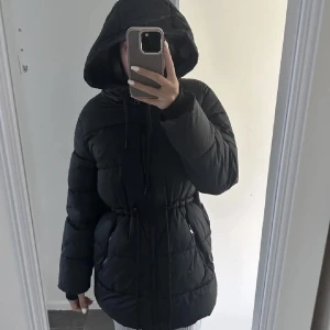 Vinterjacka - Jacka från stradivarius, knappt använd, köptes förra vintern, går att spänna midjan, köptes för 900kr