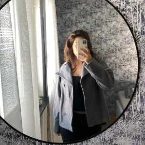 Knappt använd kappa  - Säljer denna super fina kappa då jag köp en annan som jag tycker passar mig bättre. Köpt för ca två veckor sen därav använd fåtal gånger. Har inga problem att mötas upp, passar mig som är S. Nypris 400kr. Så länge annonsen är uppe finns denna produkt kvar