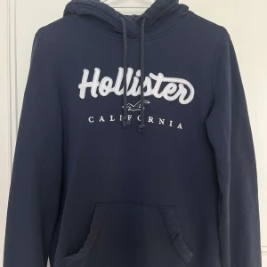 Hollister hoodie - Marinblå hoodie från hollister i strl s men skulle säga att den är mer xs🤍superfin!!