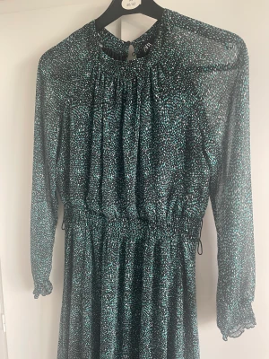 Klänning  - Jätte fin klänning från Zara, bra skick knappt använd.