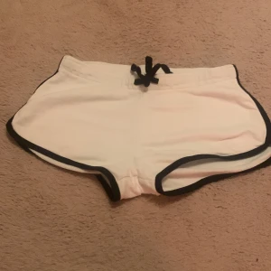 Vit svarta shorts ganska korta men sitter riktigt snyggt - De här shortsen har blivit för små för mig och jag vill bli av med de för ett billigt pris❤️😘