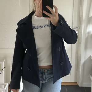 Blå kort kappa - Marinblå kort kappa/trenchcoat i stl 42 men liten i storleken. Skulle uppskatta till 38/40✨✨