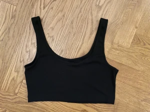 Svart crop top  - Crop top i bra skick 