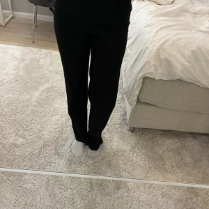 Low waisted Kostym byxor - Kostym byxor från monki sitter parfekt men har blivit för små för mig