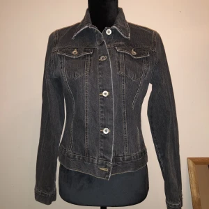Vintage jeans jacka - Längd ca 51cm. Ärmlängd ca 61cm. Vikt ca 606cm.