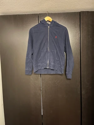 Ralph lauren zip hoodie - En mörkblå ralph lauren zip hoodie med skön passform. Strl L (ungdom). 