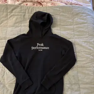 Jättefin svart peak performance hoodie, är storlek 170 men passar mig med XS väldigt bra, inte använd så mycket så nyskick, väldigt skön, köpt för 700kr 