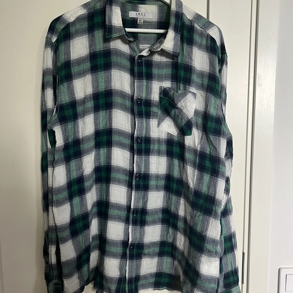 Randig skjorta köpt secondhand men i väldigt bra skick!! Den har en pytte liten fläck som går knappt att se(se bild 3). Storlek XXL men den är nog lite liten i storlek, kanske L-XL? Men det passar oavsett beroende på hur man vill att det ska sitta!!💗. Skjortor.