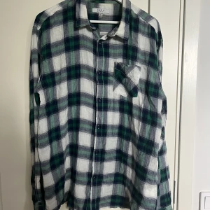 Skjorta  - Randig skjorta köpt secondhand men i väldigt bra skick!! Den har en pytte liten fläck som går knappt att se(se bild 3). Storlek XXL men den är nog lite liten i storlek, kanske L-XL? Men det passar oavsett beroende på hur man vill att det ska sitta!!💗