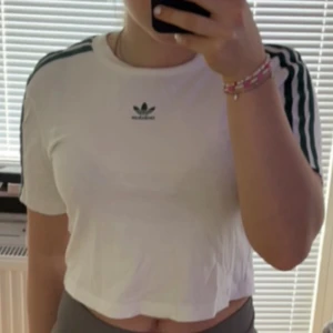 Adidas tröja - Hej, jag säljer en jätte fin adidas tröja🩷 Den är knappt använd💕
