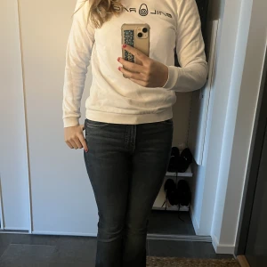 Tröja - Super snygg collegetröja! Från Sail racing! Jätte snygg til ett par blå jeans typ❤️ använd ett fåtalgpnger och nyskick👌pris kan diskuteras