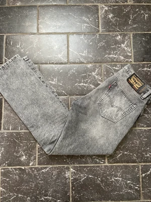 Levi’s 511 - Nu säljer jag min super snygga Levis 511 i Strlk 32/32🌃  Använda ett fåtal gånger o därför väldigt bra skick👍