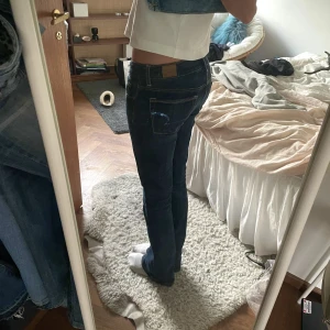 Lågmidjade jeans - Jättefina jeans ifrån american eagle med paljetter på bakfickorna. Super skick! Midjebredd: 39cm