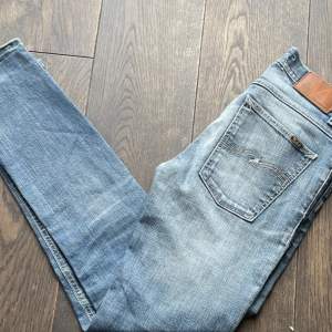 Säljer dessa nudie jeans i storlek 32/32. Modellen heter Grim Trim och sitter som slim.