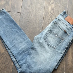 Nudie Jeans - Säljer dessa nudie jeans i storlek 32/32. Modellen heter Grim Trim och sitter som slim.