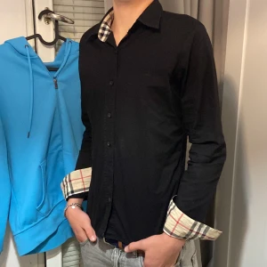 Burberry skjorta  - Tja, säljer denna as feta burberry skjortan, skick 9/10. Perfekt på mig  om är ca 178cm lång. Nypris runt 5000kr. Tar emot byten och pris kan diskuteras vid snabbaffär! Mvh, Alend 😁