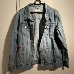 Madlady jeansjacka med stjärnor, oversized - Madlady jeansjacka med stjärnor, oversized. Den är storlek S men är oversized så får plats med en hoodie under. 