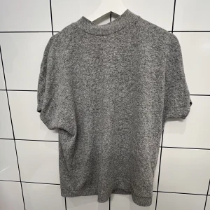 Stickad kortärmad - Super söt stickat kortärmad! Köpt utomlands så vet tyvärr inte från vart!💞