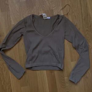 Brun ribbad topp - Bra skick men kommer inte till användning längre tyvärr. Säljer mycket kläder nu då jag rensar min garderob🤍✨⭐️