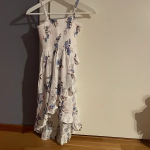 Klänning  - Säljer denna fina klänning. Den är använd en gång så den är i nyskick!