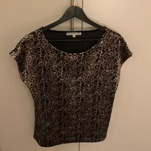 Leopard mönstrad tröja i storlek M. Aldrig använd 