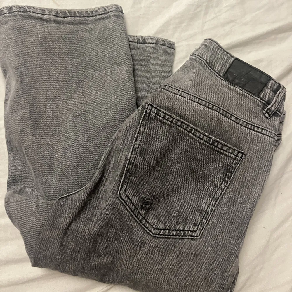 Säljer dessa ljusgrå jeans från ginatricot som har varit favoriter men tyvärr inte kommer till användning längre. Dem har ett litet hål i bakfickan men det är inget som är tydligt.(se sista bilden) Skriv vid frågor💓‼️. Jeans & Byxor.