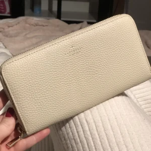 L’ETERNITE plånbok - Superfin beige plånbok i mörker L’ETERNITE, vet inte vart jag köpt den faktiskt. Den har lite defekter på baksidan som jag kan skicka bild på☺️