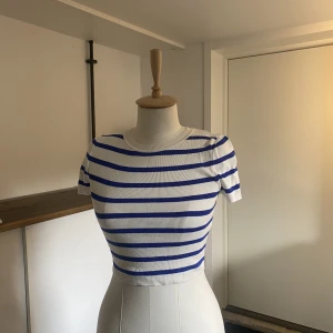 Randig T-shirt - Säljer denna randiga tröjan från Zara i storlek S. Använd ett fåtal gånger och är i väldigt bra skick! 