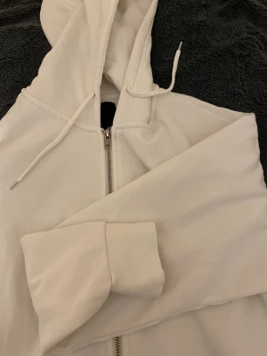 Hoodie Lager 157 - Jag säljer denna jätte fina hoodien från Lager 157. Använd knappt 3 gånger, så fint skick. Modellen heter ”Margit” 😊😊