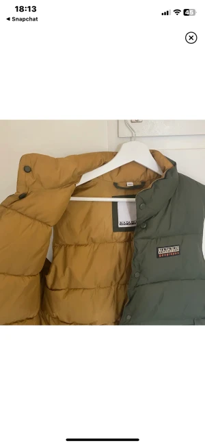 Napapijri väst - Säljer denna nästan helt oanvända Napapijri väst då den inte kommer till använding längre.