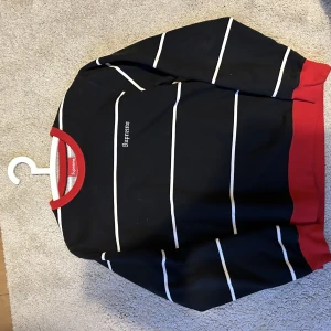 Supreme striped crewneck - Inga flaws bara använd några gånger cond 8/10 köpt av @streetkran på Instagram 