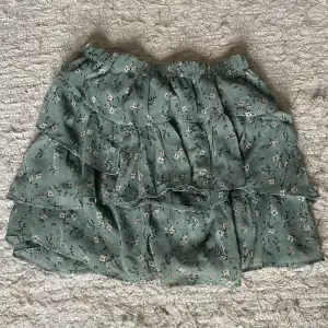 Jättesöt kjol från stradivarius i nyskick, säljer pågrund av att den är för stor för mig, storlek M men passar även S🤍