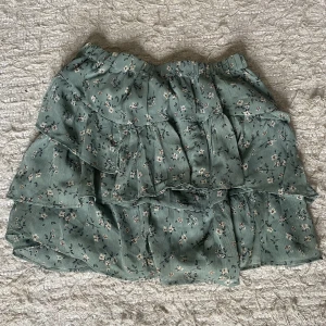 Kjol - Jättesöt kjol från stradivarius i nyskick, säljer pågrund av att den är för stor för mig, storlek M men passar även S🤍