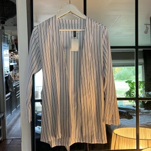 Tunn kavaj - Tunn kavajliknande tröja, finns även ett band till den att knyta i midjan. Helt ny, lappen kvar Storlek Small