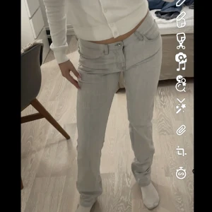 ltb liknande jeans - säljer dessa as snygga ltb linande jeans. sitter lågmidjat och är typ flare. Säljer pga dom är för stora på mig. Bilderna är lånade men skriv för egna bilder💗💗