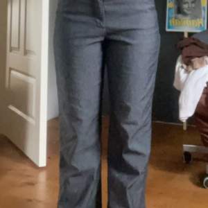 Ett par mörkgråa mid waist kostymbyxor från Lee’. Tyvärr lite för stora för mig. Jag är 163 cm.