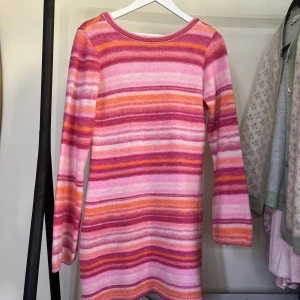 Multifärgad klänning från Nelly - Använd fåtal tillfällen, inga defekter🤍