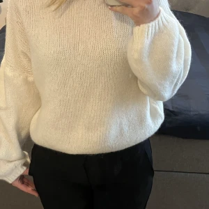 Stickad tröja  - Tröja från designbysi. Aldrig använd. Super fin och skön! 