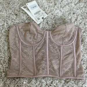 Ljusrosa korsett från Zara - Aldrig använd, prislapp kvar🤍etiketten säger S men jag skulle säga XS.