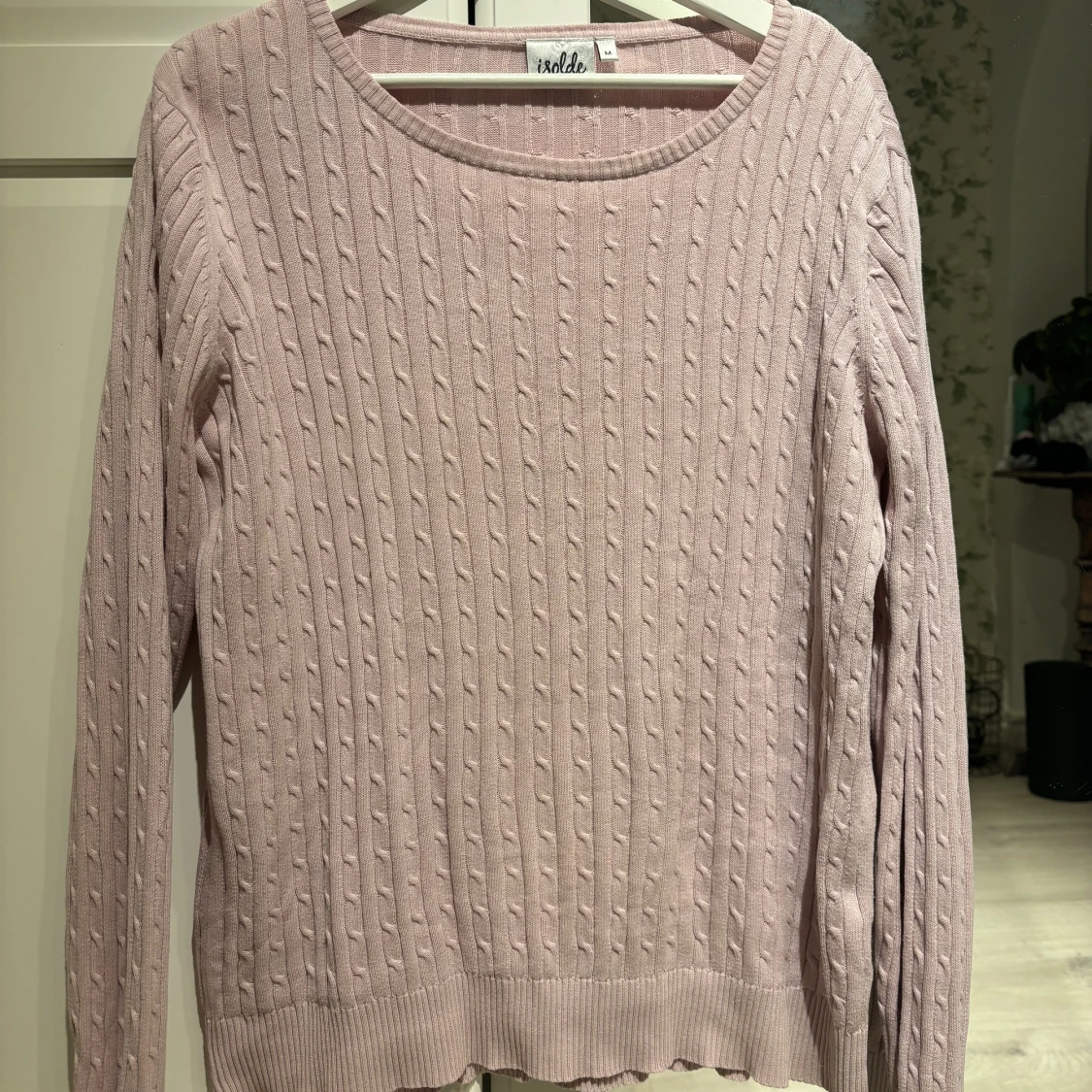 Kabelstickad rosa tröja