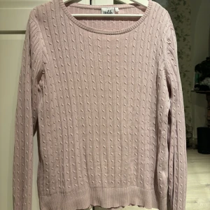 Kabelstickad rosa tröja - Tröja från Isolde i mycket bra skick💕