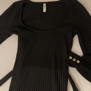Långärmad klänning - Fin långärmad svart klänning. Finns snörning runt midjan och har ”ballongärmar”. Endast använd 1 gång 💗