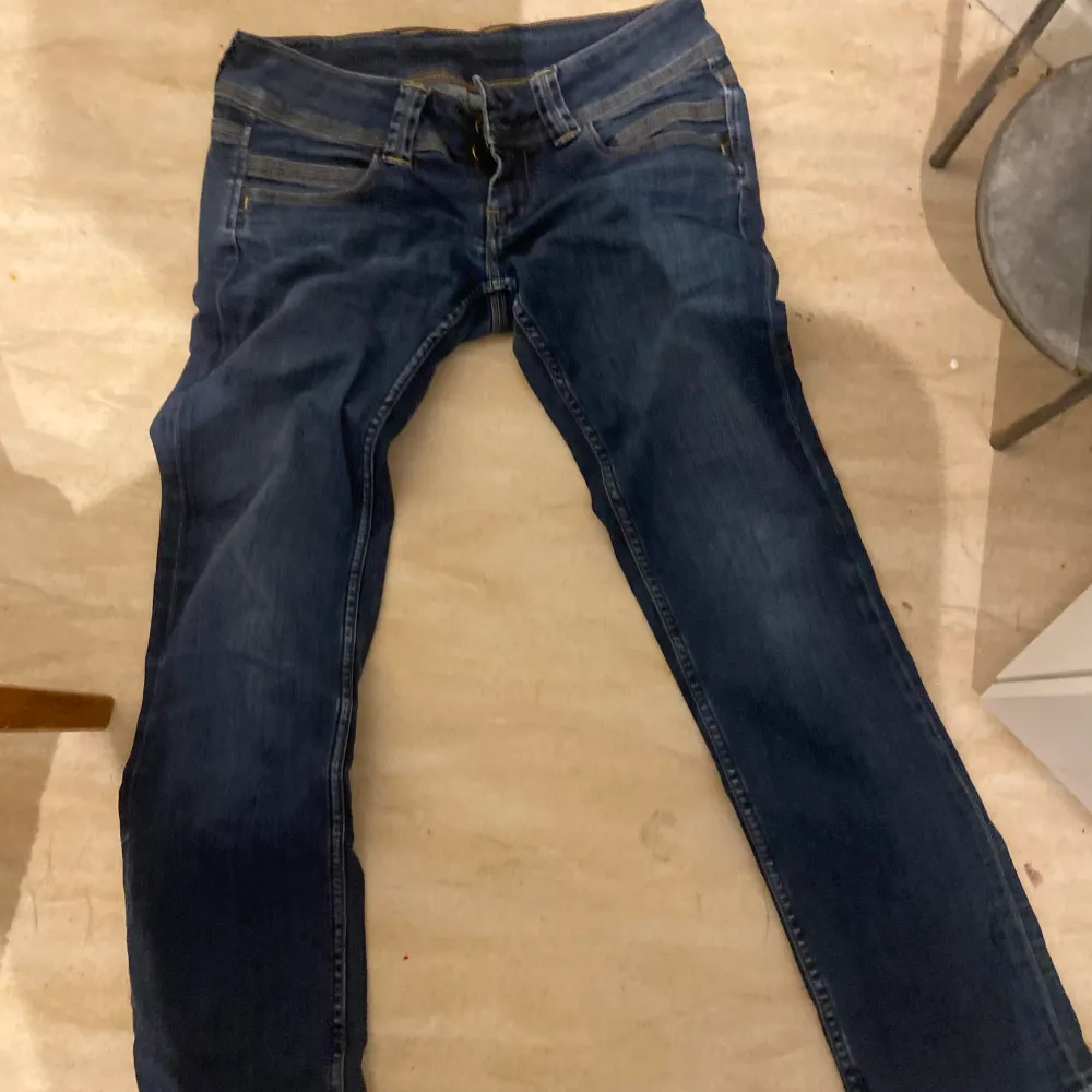 säljer dessa jättesöta jeans för att de passar inte som jag vill midjemåttet är 76 med stretch och jeansen passar mig perfekt i längden som är 167 skriv om du har mer frågor använd gärna köp nu❤️. Jeans & Byxor.