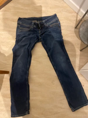 jätte söta jeans  - säljer dessa jättesöta jeans för att de passar inte som jag vill midjemåttet är 76 med stretch och jeansen passar mig perfekt i längden som är 167 skriv om du har mer frågor använd gärna köp nu❤️