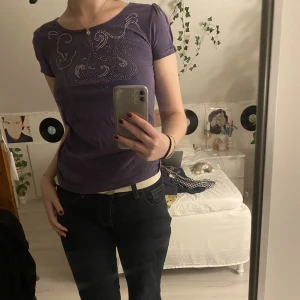 vintage t-shirt - säljer denna coola vintage tröjan från h&m!! det är i barnstorlek men skulle säga att den sitter som en sx/s!!💞