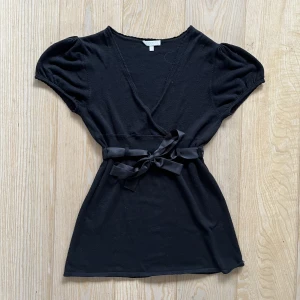 Rosett topp - Sååå fin topp med rosett i midjan! Materialet är så himla mjukt och den sitter så fint med t.ex. jeans🩶 Hade behållit den men den kommer tyvärr inte till användning:(