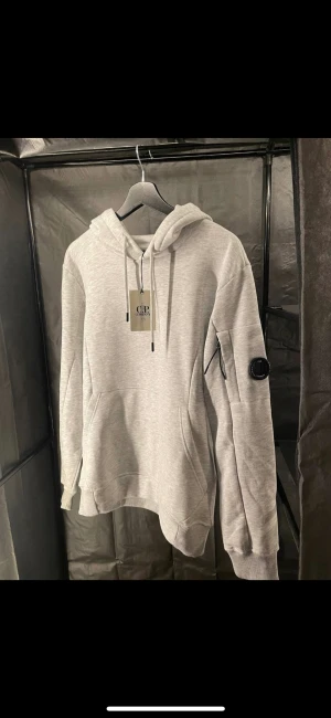 C.p Company - Splitter ny kofta som man kan matcha med mjukis så som med  jeans i storlek S