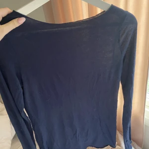 Intimissimi tröja  - Säljer min intimissimi tröja i storlek M. Den passar dock mig som är S/M. Tröjan är i kashmir och jag köpte den för 450. Den har ett litet hål vid ärmen men det syns inte när man har på den då hålet är på innerärmen. Pris kan diskuteras