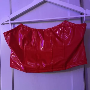 Topp  - Säljer en topp jag köpte från SHEIN men inte passade.