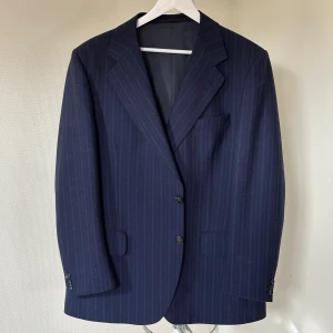 Kavaj - Kavaj köpt på en secondhandbutik i Stockholm, väldigt fin och snygga detaljer. Sitter som en L/XL, märket är Nordiska Kompaniet. Har en fläck på ena armen men har inte testat att få bort, inget som syns jättemycket!